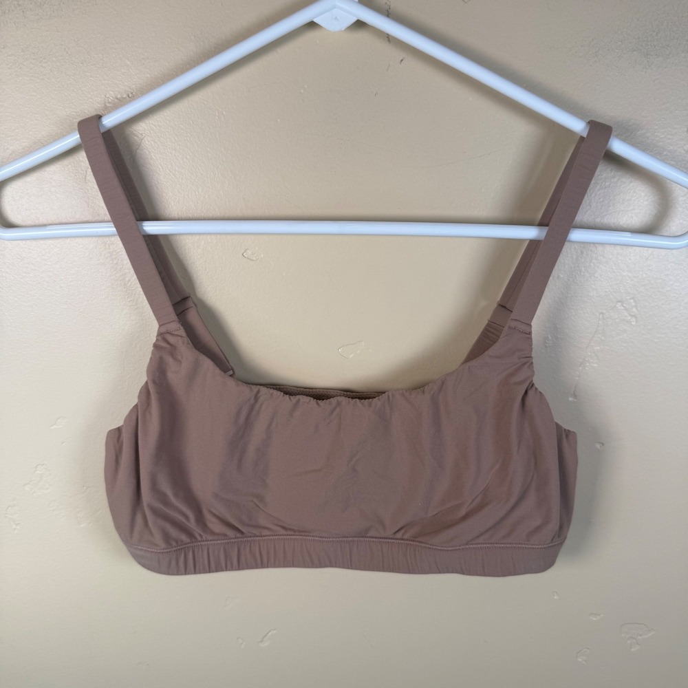 SKIMS Scoop Neck Bralette Womens Medium Nude Adjustable Straps Seamless Stretch